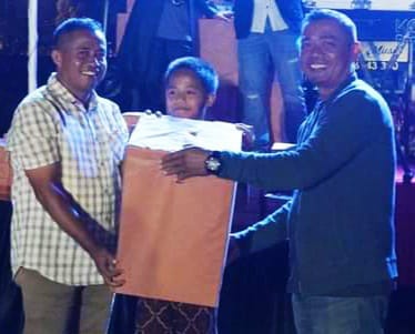 Kadis Porapar, Nurasrizal  dan anggota DPRD Hukemri saat serahkan hadiah Dendang KIM, Sabtu (25/11/2023) kemaren malam, di Kelurahan Kampung Manggis.